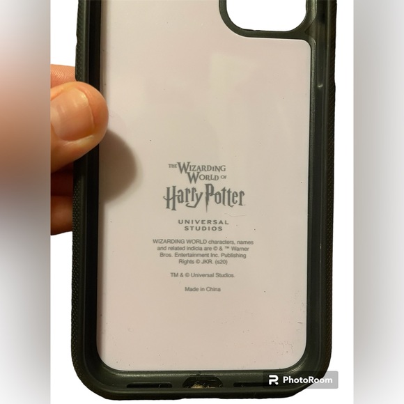 The Wizarding World Of Harry Potter Hogwarts iPhone 11 Case Universal Studios - Picture 3 of 4